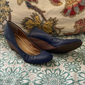 BCBG wedges BCBGeneration Blue snakeskin Textured heels shoes